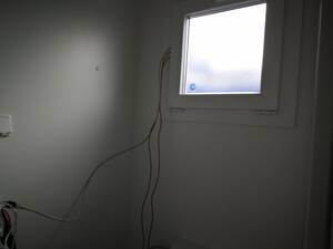 kabel_fuer_den_freifunkstock_tm_durch_die_fensterdichtung_des_freifunkklo_s_tm_gelegt.jpg